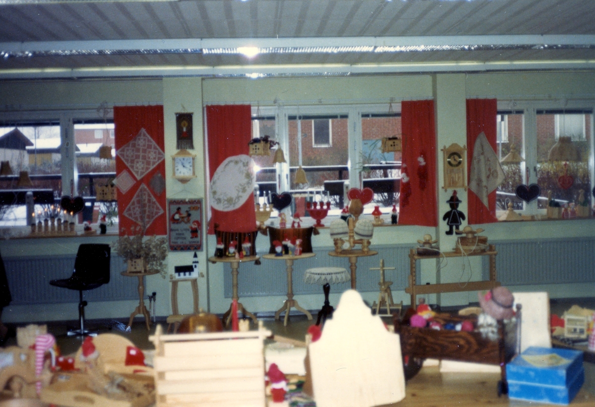 Försäljning av hantverk i Brattåsgårdens hobbylokal på Vommedalsvägen, okänt årtal.