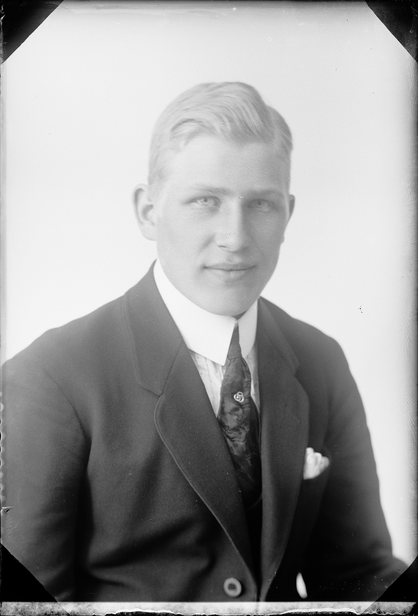 Ateljéporträtt - Sven Eriksson från Gunbyle, Hökhuvud socken, Uppland 1922