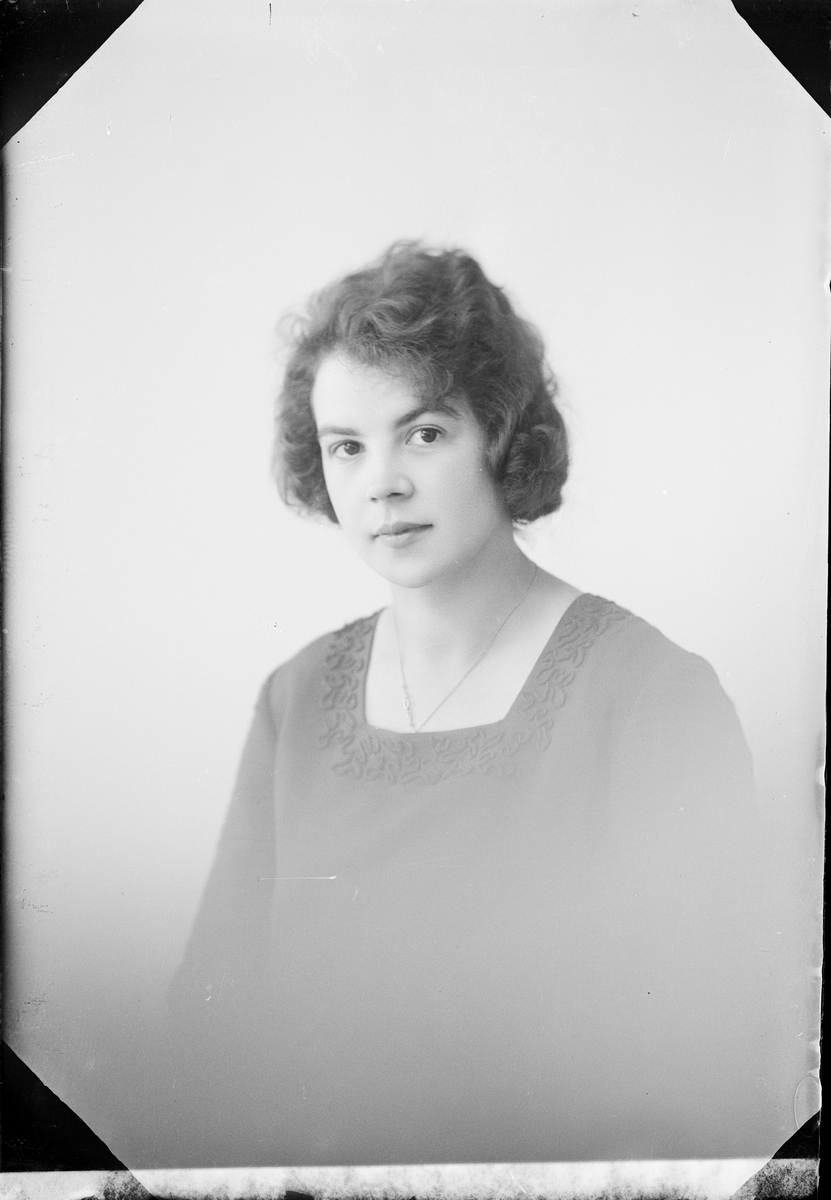 Ateljéporträtt - Hilma Karlsson från Östhammar, Uppland 1922