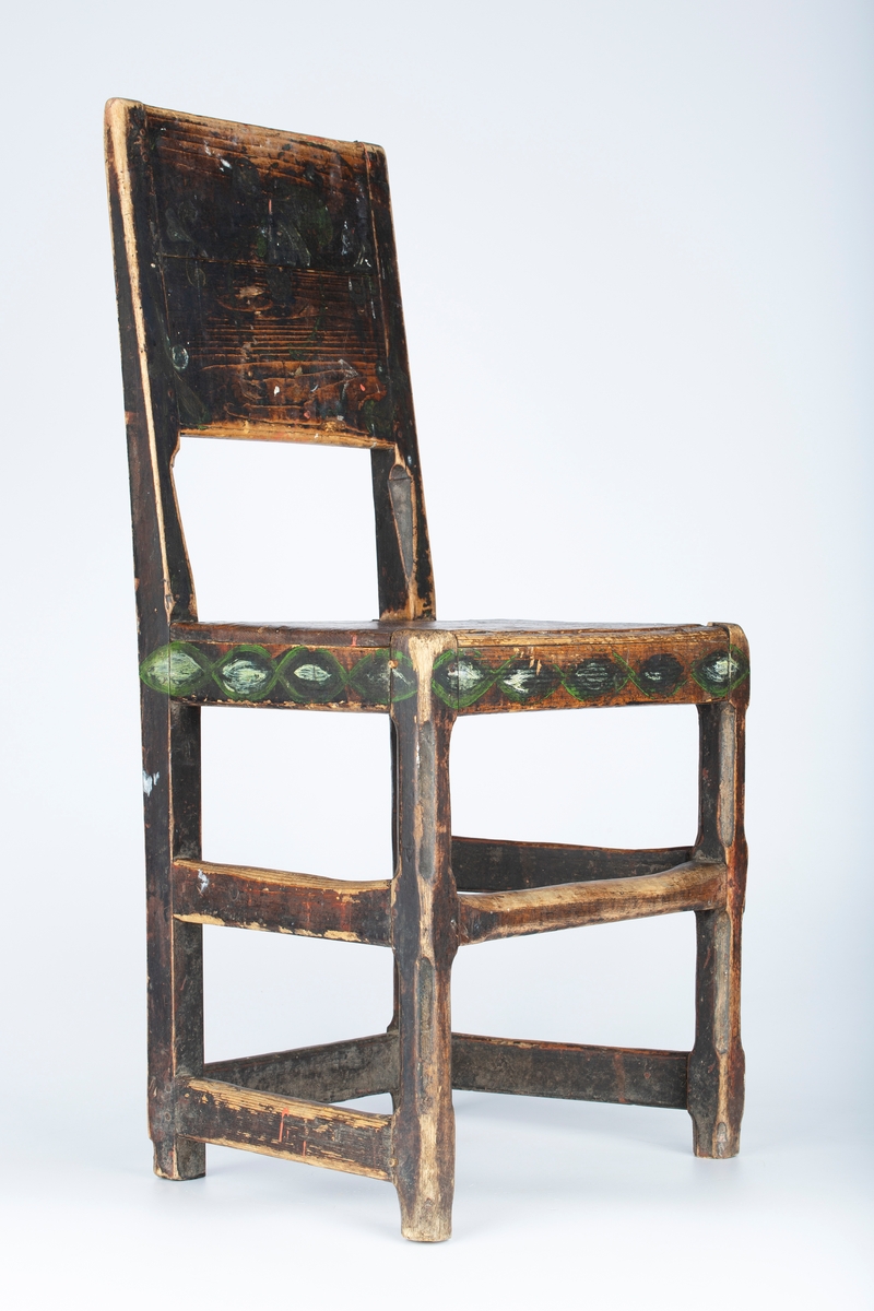 Brunsort , enkel og solid stol, bondeempire begynnelsen av 1800 tallet.