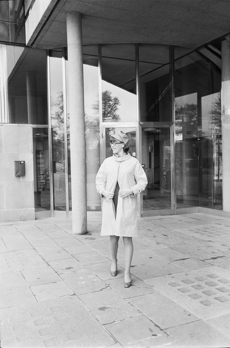 Birgitta Dahl utanför Uppsala stadshus juni 1969