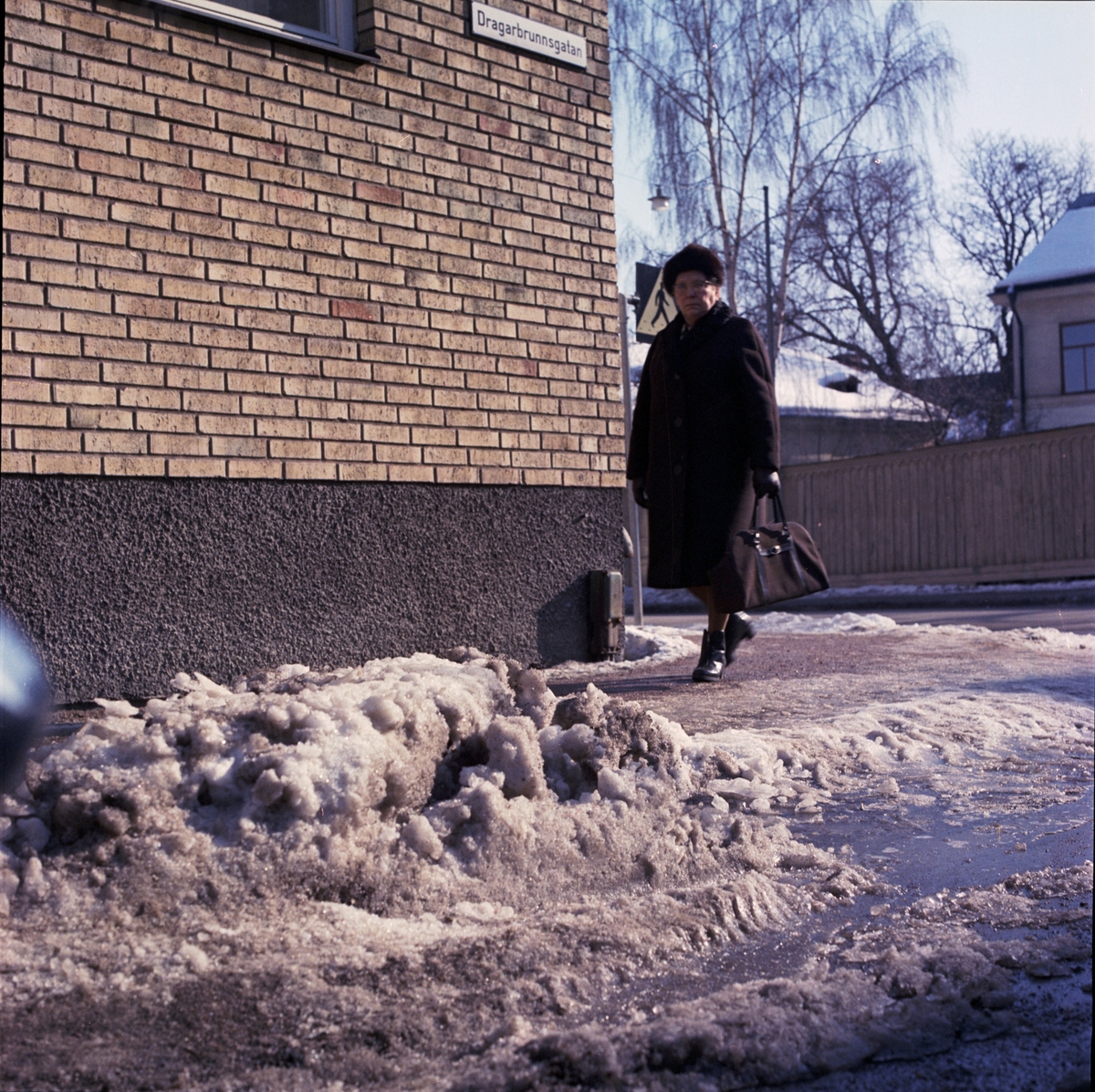 Gångtrafikant på Dragarbrunnsgatan, Uppsala 1970