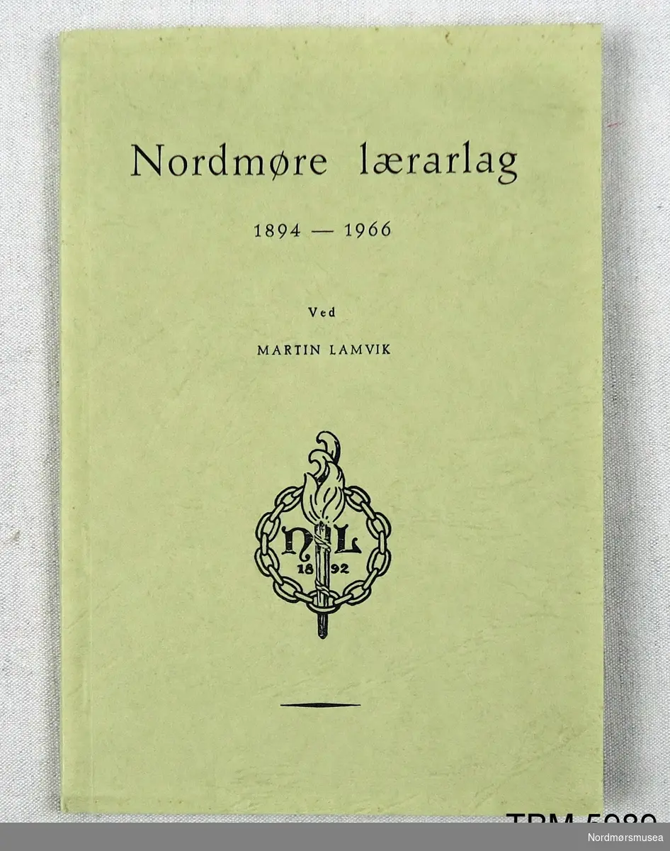 Hefta bok på 134 sider. Inni boka ligg eit langt dikt skrive av Johan Kjønø i høve årsmøte i lærarlaget i Surnadal i 1951.