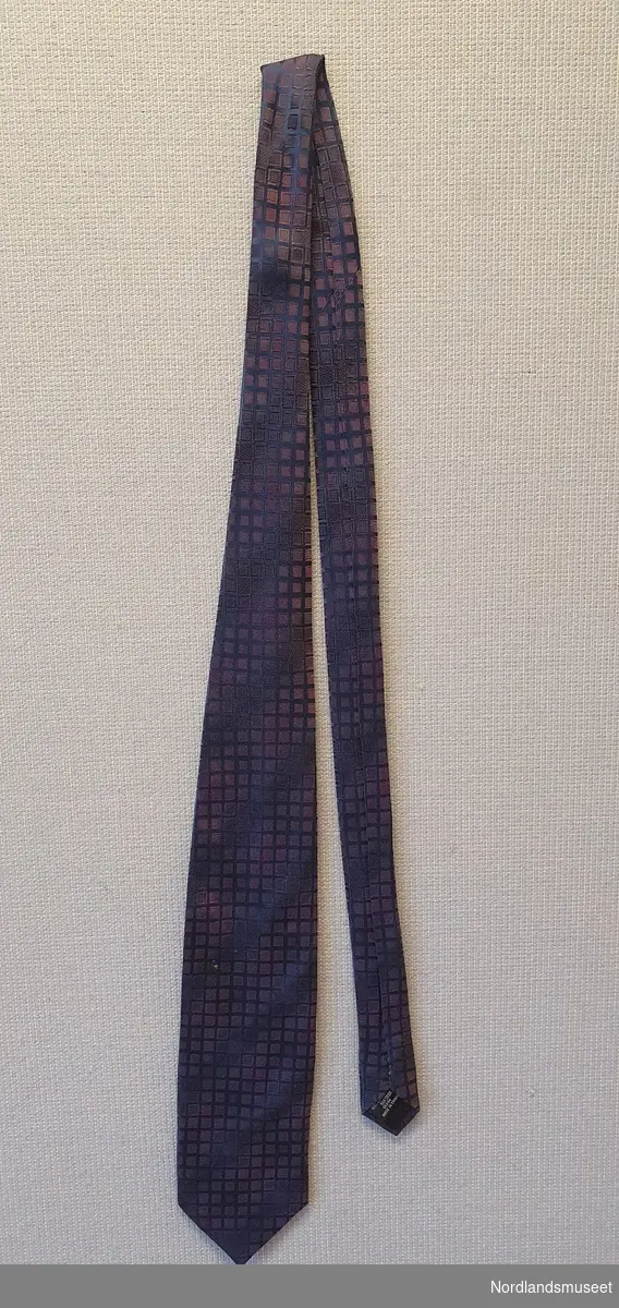 Lilla slips med mønster av kvadrater.