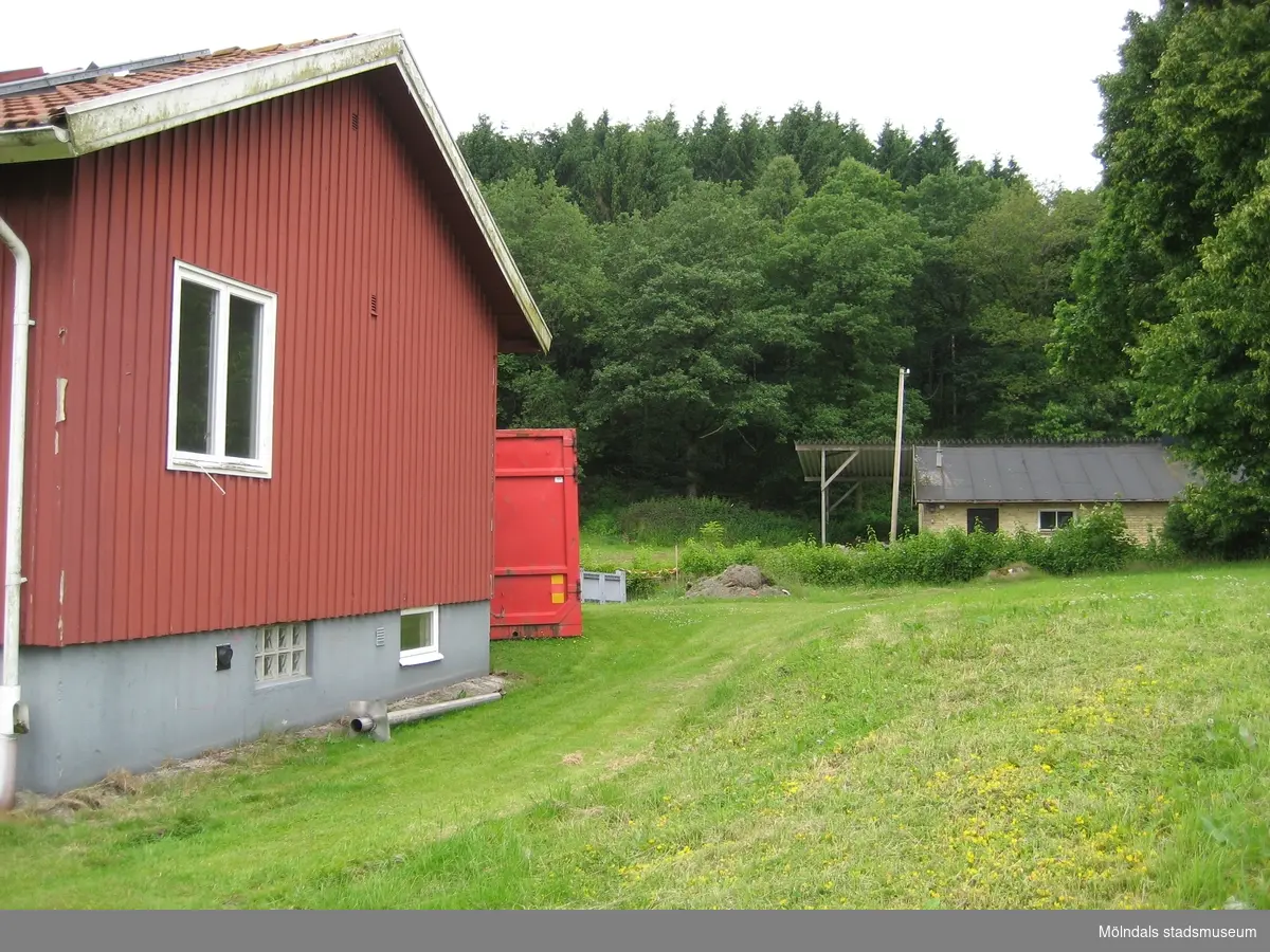 Till vänster gavel till Röda villan, till höger en ladugård. Byggnader tillhörande SiS ungdomshem Fagared i Lindome. Fastighetsbeteckning är Fagered 3:1. Fotografi taget den 29 juni 2012. Byggnadsdokumentation inför rivning.