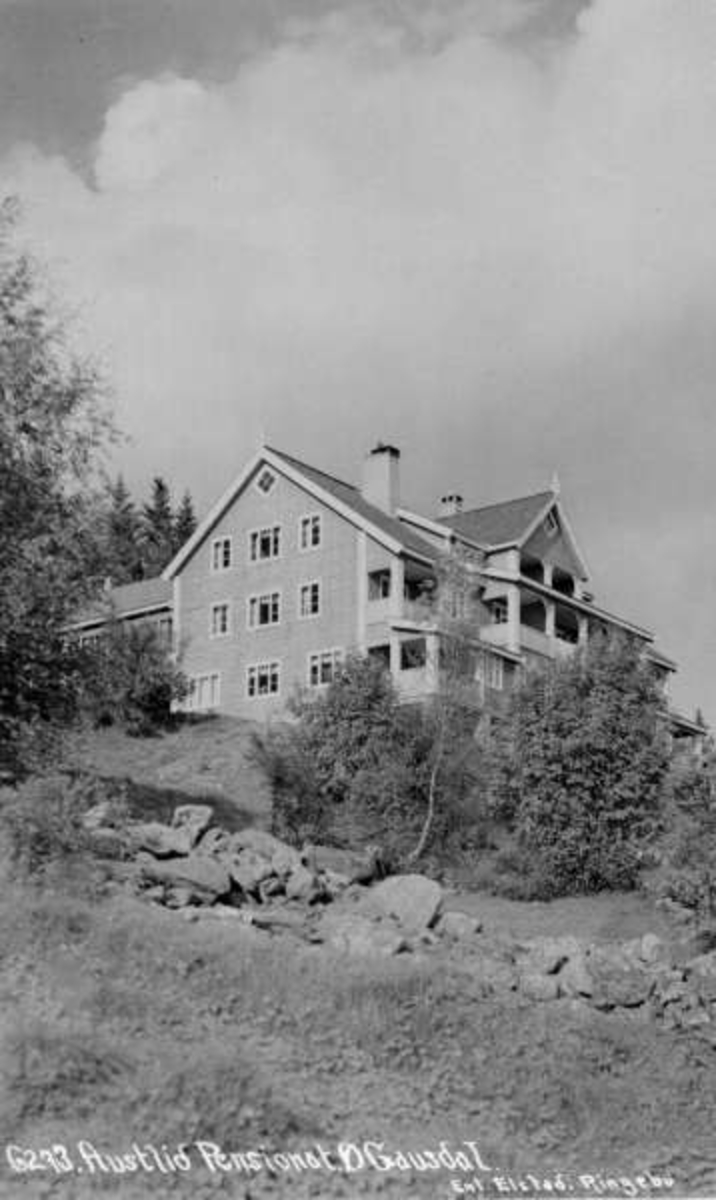 Østre Gausdal. Austlid gard og pensjonat. Hvit hovedbygning, også brukt som sanatorium.