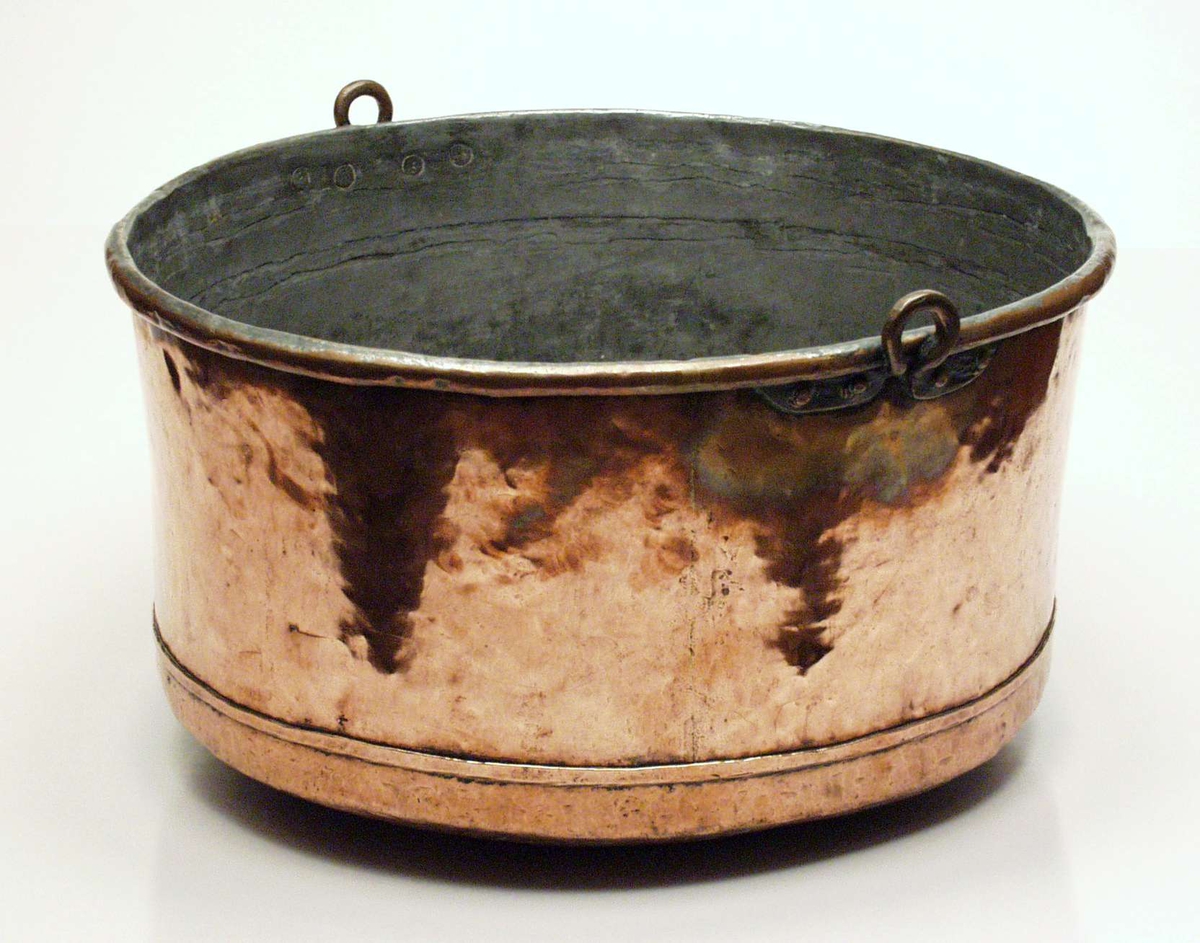 Sylinderformet kjele i kobber med rund bunn som bærer preg etter å ha stått over ilden