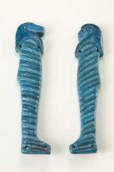 2 amuletter med gudene Hapi og Amsets hode [Objekt]