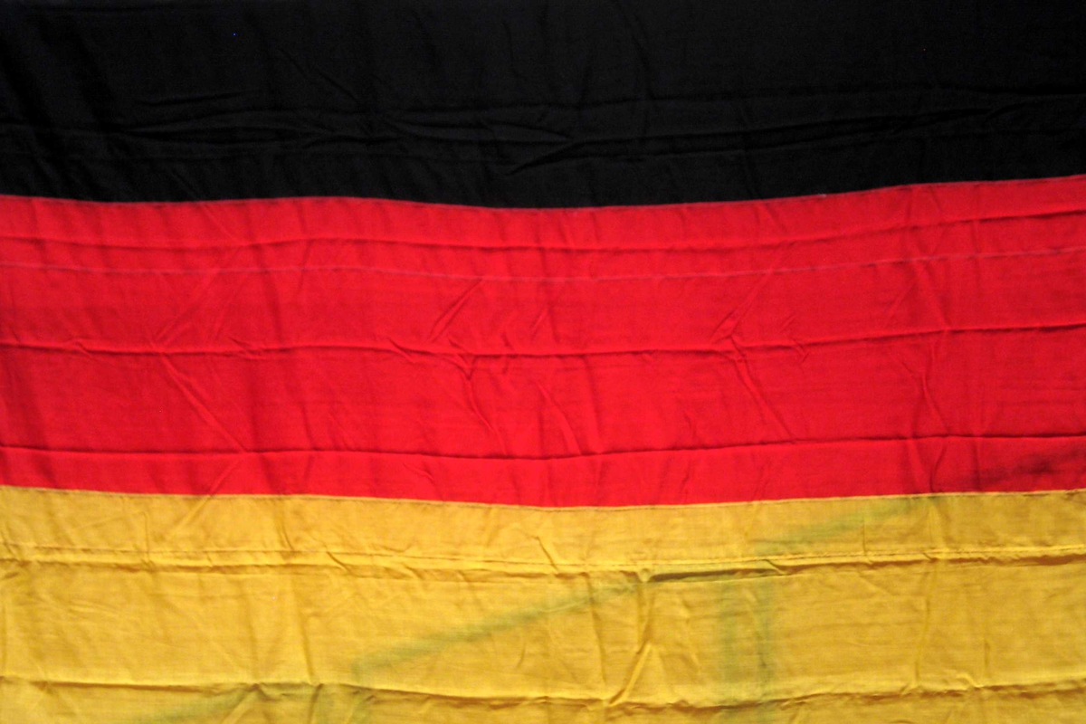 Tysk flagg med påsydd løpegang, snor og metallring.