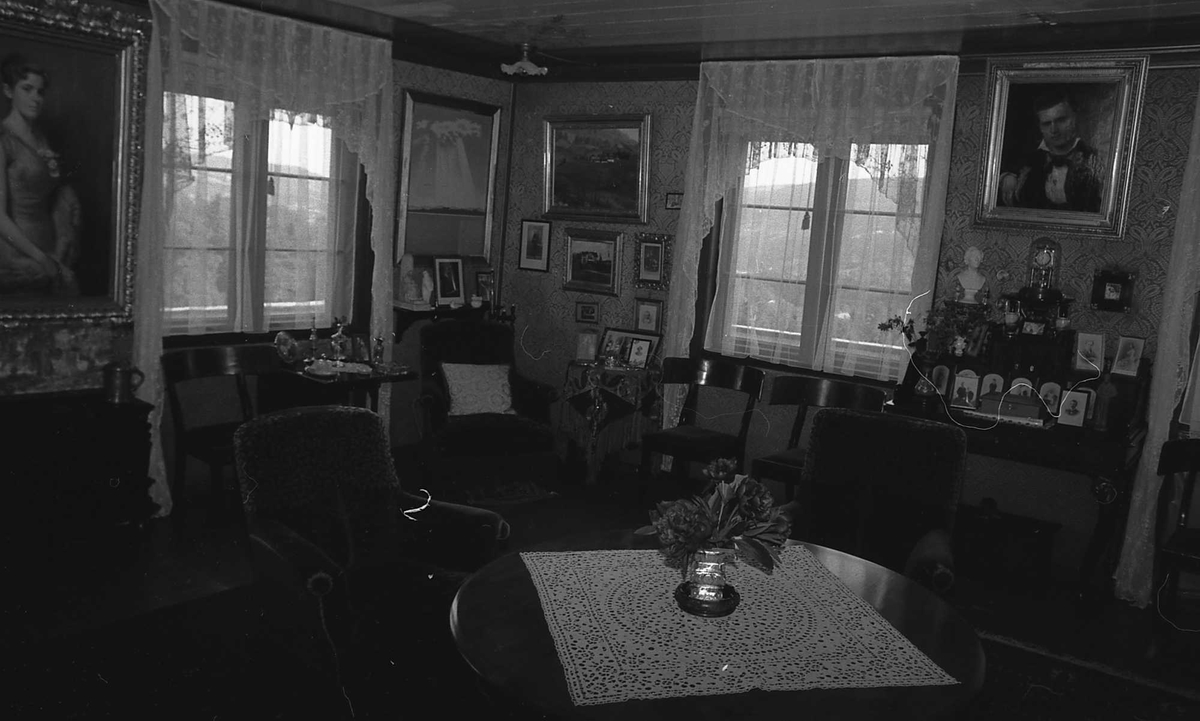 DOK:1972-1975, Aulestad, interiør, stue, bord, malerier,
