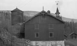 DOK:1983, låve, silokummer,