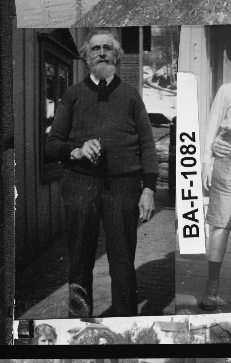 Diverse fotografi innrammet med eikeramme. Den er dekorert med metallriller.