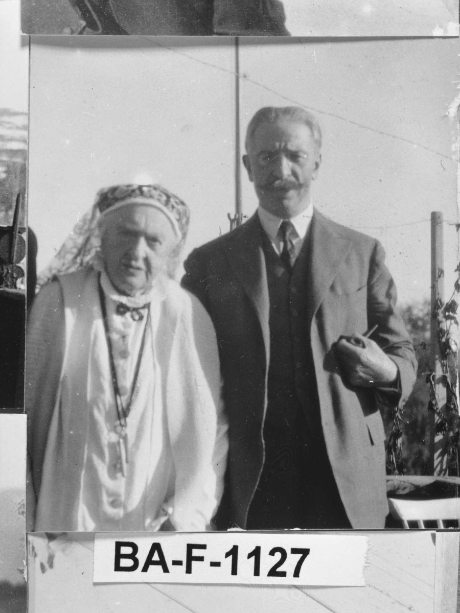 Fotomontasje i svart/hvitt rammet inn med glass og enkel trelist. Amatørbilder.