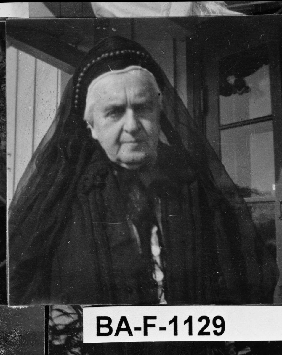 Fotomontasje i svart/hvitt rammet inn med glass og enkel trelist. Amatørbilder.