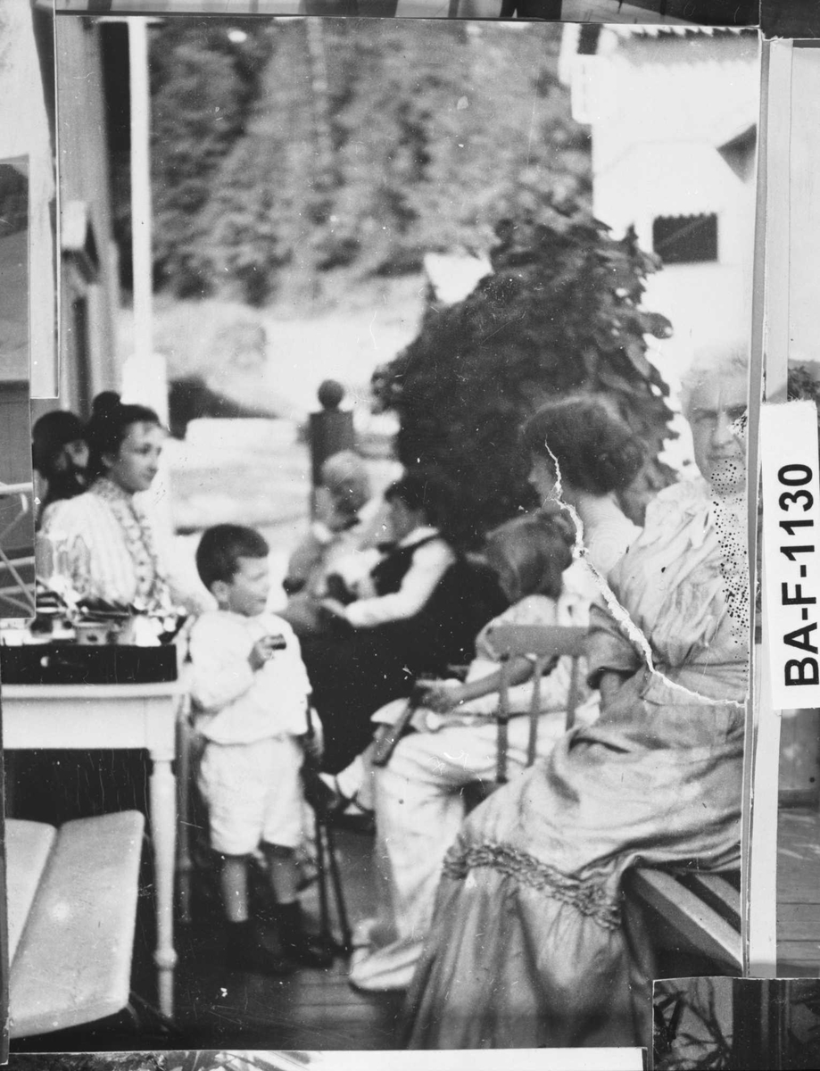 Fotomontasje i svart/hvitt rammet inn med glass og enkel trelist. Amatørbilder.