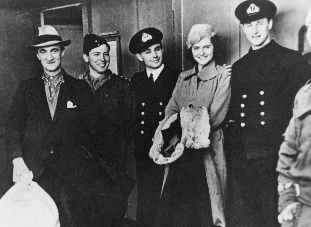 krigen, 2. verdenskrig, Måløyraidet 27. desember 1941, soldater, fire menn, en dame