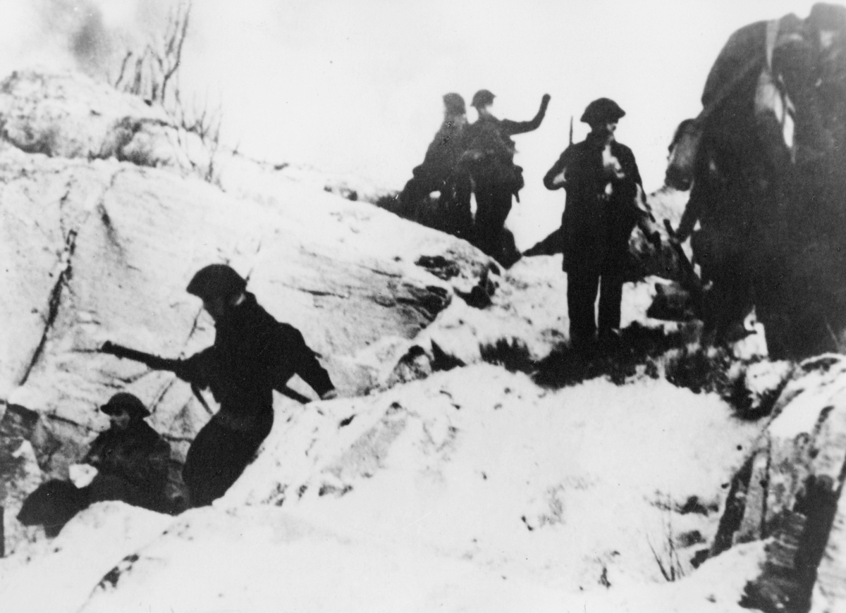 krigen, 2. verdenskrig, Måløyraidet 27. desember 1941, soldater på land i aksjon