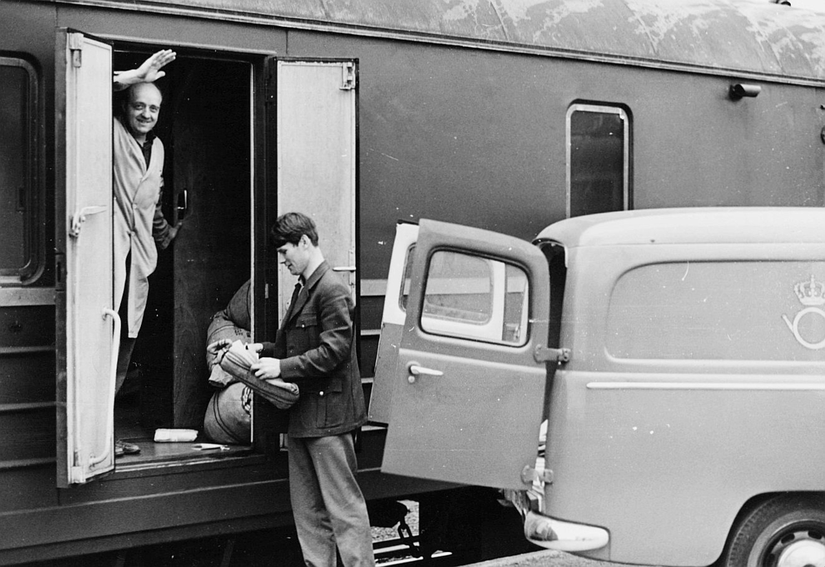 transport, tog, eksteriør, Oslo-Stavanger, postbil, lasting, to menn