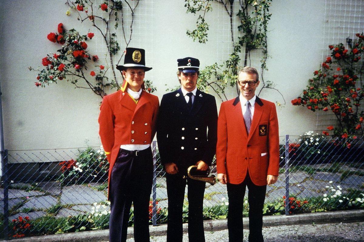 uniformer, to menn i gammel dansk postuniform og en mann i gammel norsk postuniform utenfor Rosendal Baroni, posthorn, roser 