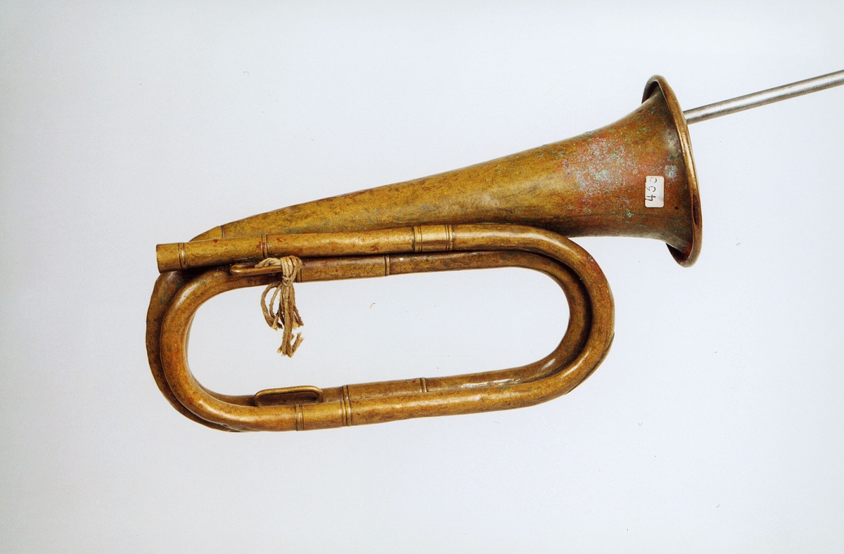 Postmuseet, gjenstander, posthorn, trompettype, mangler munnstykke, hyssing bundet i hornet.