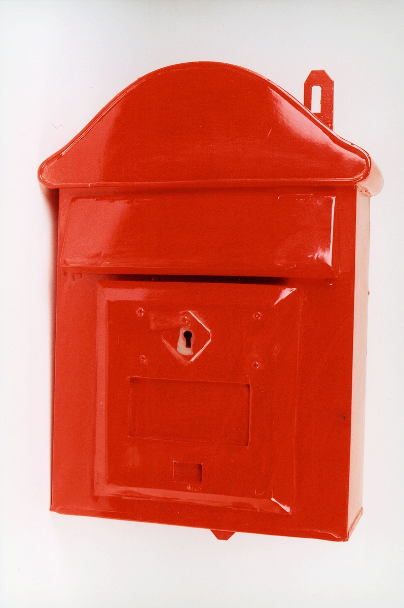 Postmuseet, gjenstander, postkasse, brevkasse, nøkkelhull, med plakat og vindu for tømmetider, kassen er ubrukt, fra før 1956.