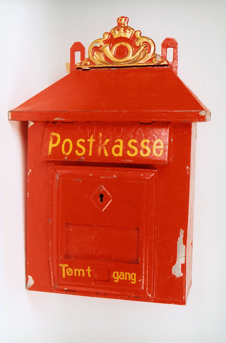 Postmuseet, gjenstander, postkasse, brevkasse, nøkkelhull, med plakat, vindu for antall ganger kassen er tømt, posthorn med krone (postlogo) og ornamenter i støpejern, Postkasse Tømt - gang.