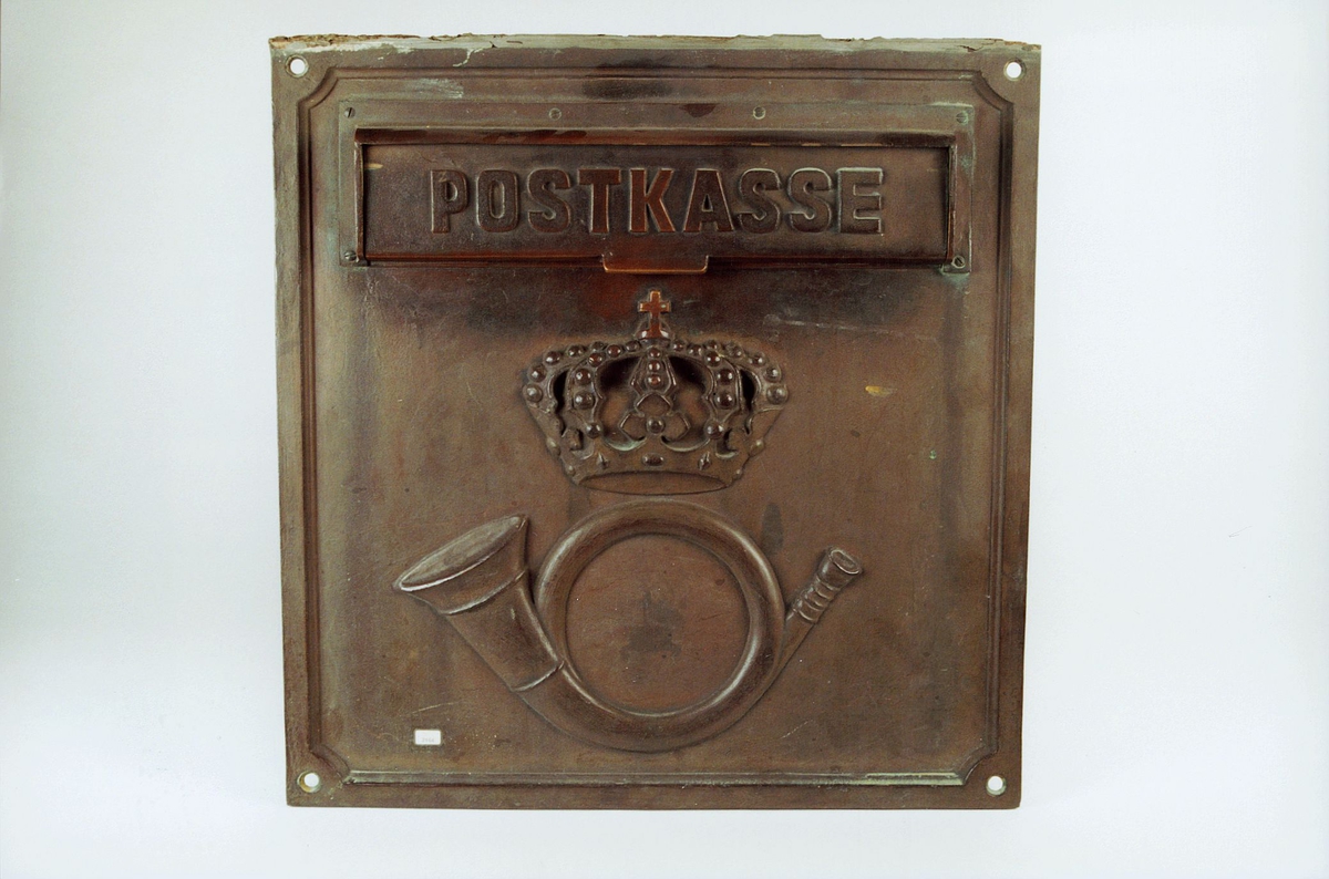 Postmuseet, gjenstander, postkasse, brevkasse, postinnkast i bronse, posthorn med krone (postlogo) og Postkasse, montert på treplate.