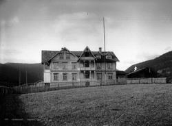 Laurgaard set fra syd 18.09.1902. Bolighus, uthus, gjerder