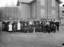 06.05.1908. Evend Kjorstads bryllup. Gruppebilde foran bolig