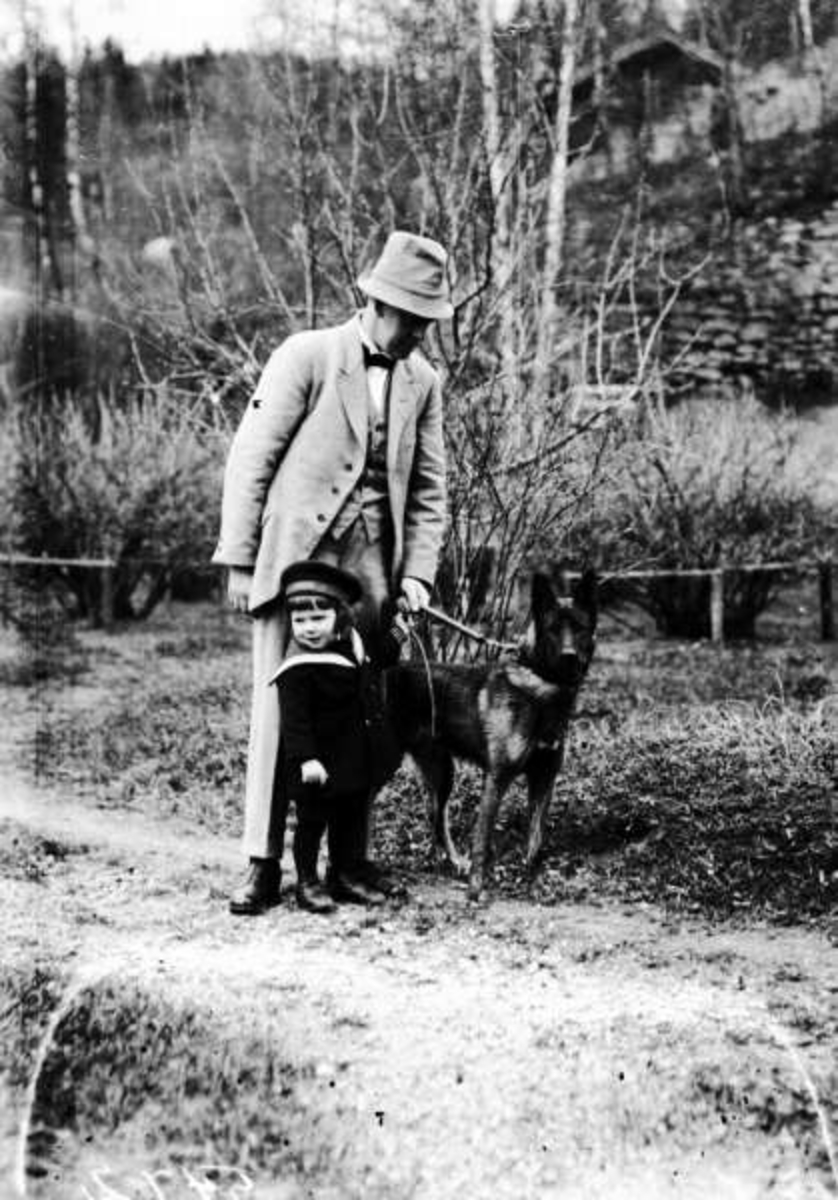 Ringebu. Bjørn og W.H. Remen med hunden Lord i en hage.