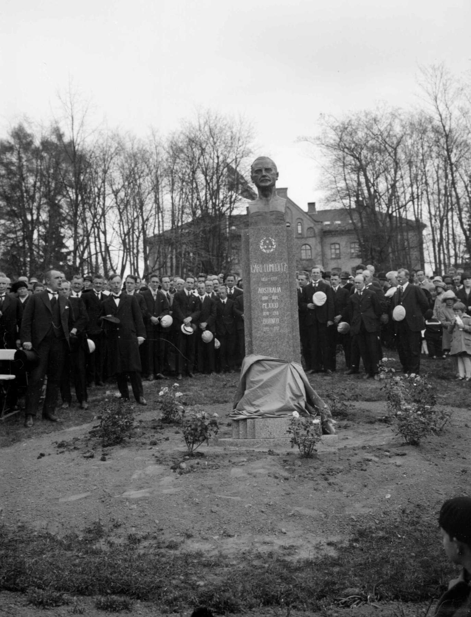 Avduking av monumentet over Carl Lumholtz i Søndre park.
