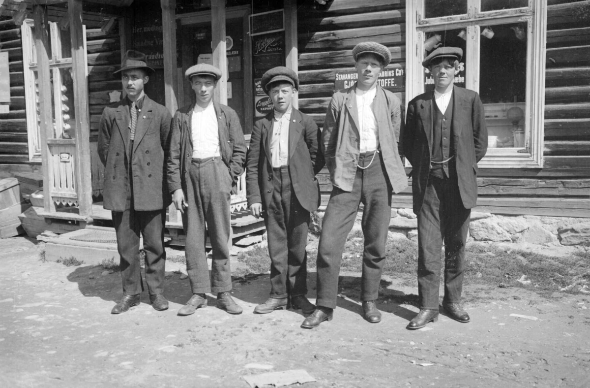 Fem unge menn utenfor et landhandleri. 