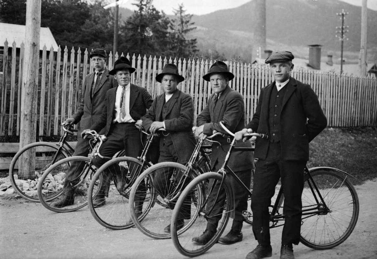 Fem menn med sykkel i Fåvang
