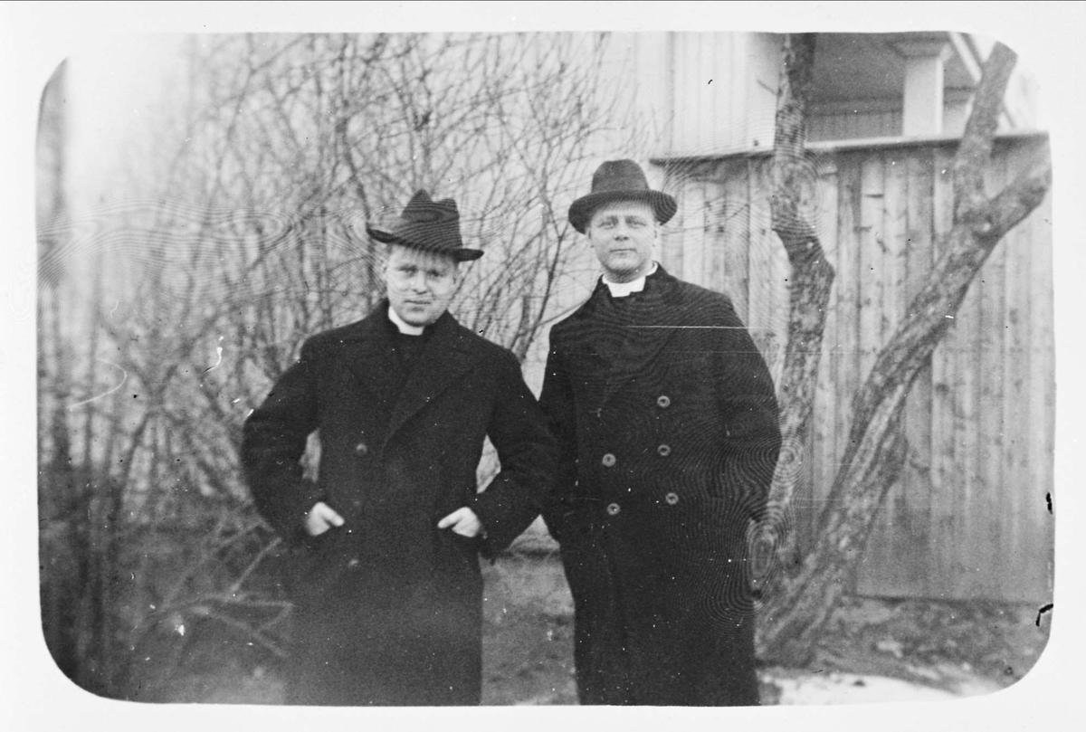 To prester, Henrik Irgens (f. 1898-1938) og Arne Olav Sund som blant annet var sogneprest i St. Torfinn, Hamar (1931-1933)