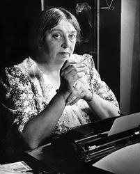 Sigrid Undset ved skrivebordet, hotel Margaret, New York