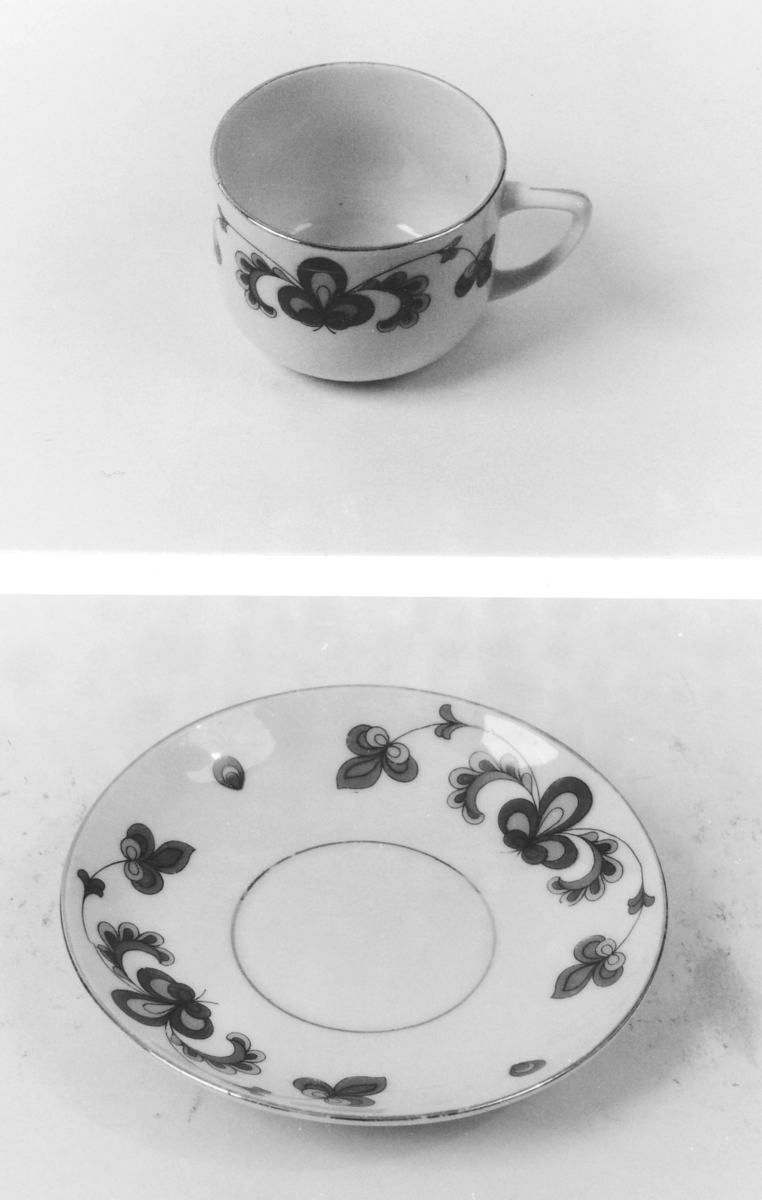 Kopp og skål som A 00529 A-B: Porsgrunds "Bondemønster", flerfargete stiliserte planter, gullkanter.