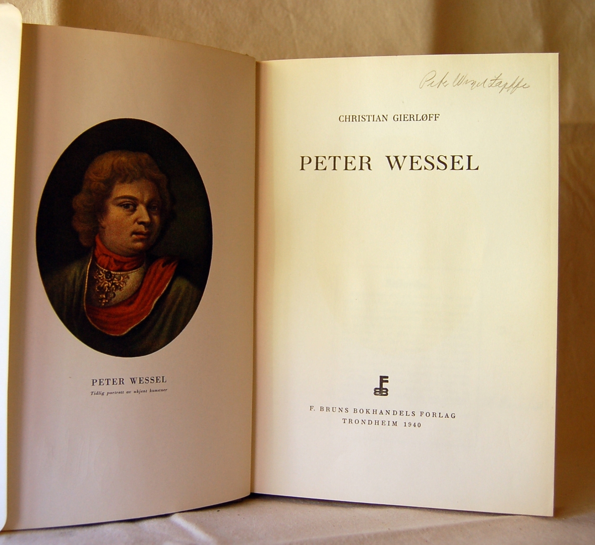 Portrett av Peter Wessel Tordnskiold på bokens forside