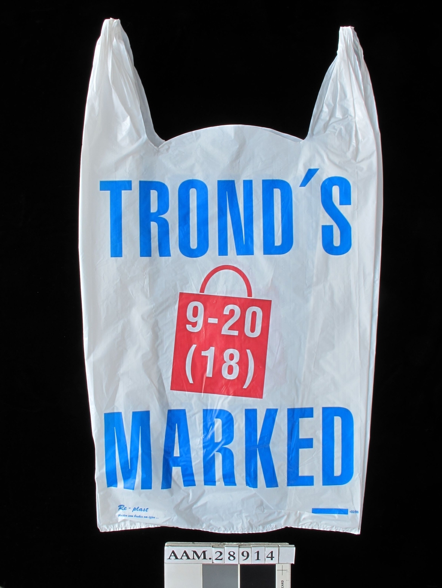 Bærepose for dagligvarer. Tronds Marked i store blå bokstaver.  Produsentstempel. og produksjonsmnd stempel