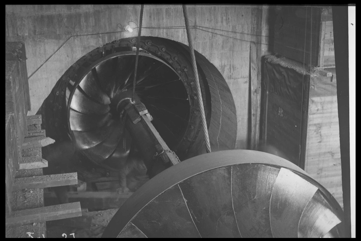 Arendal Fossekompani i begynnelsen av 1900-tallet
CD merket 0010, Bilde: 21
Sted: Flatenfoss i 1927
Beskrivelse: Doble løpehjul med aksling til Francis-turbinen