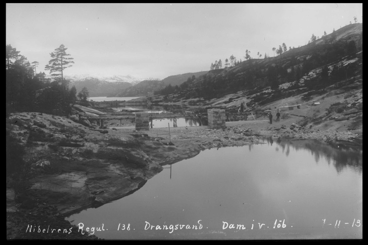 Arendal Fossekompani i begynnelsen av 1900-tallet
CD merket 0446, Bilde: 16
Sted: Drangsvann dam
Beskrivelse: Regulering  
