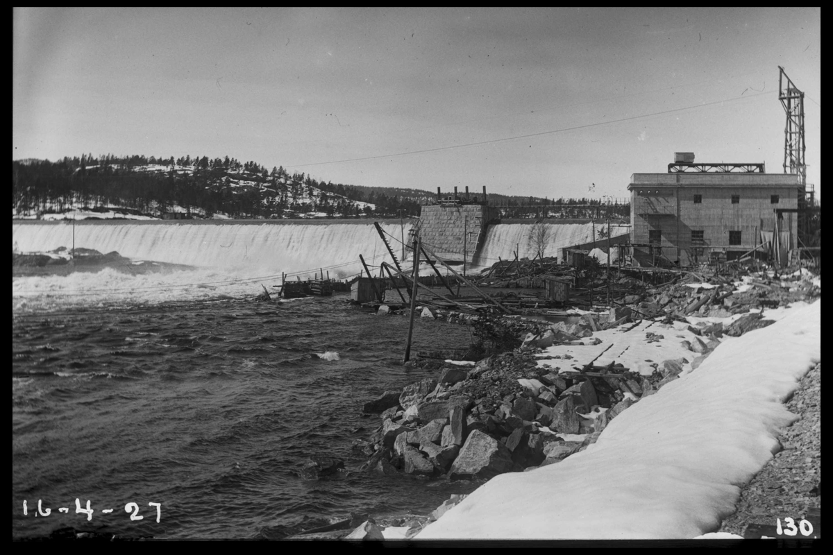 Arendal Fossekompani
Flatenfoss kraftverk 16. april 1927. Anlegget ble påbegynt i 1925, og satt i drift 1927.
CD merket 0470, Bilde: 65
Sted: Flaten