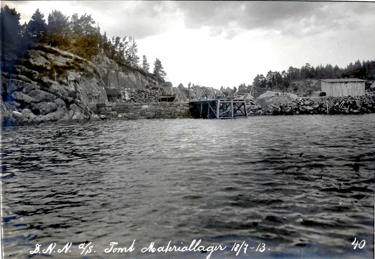 "18/07-1913" Nitriden. Tomt for Materiallager, Kontor og verkstedbygning. Tromøysund i forgrunnen.