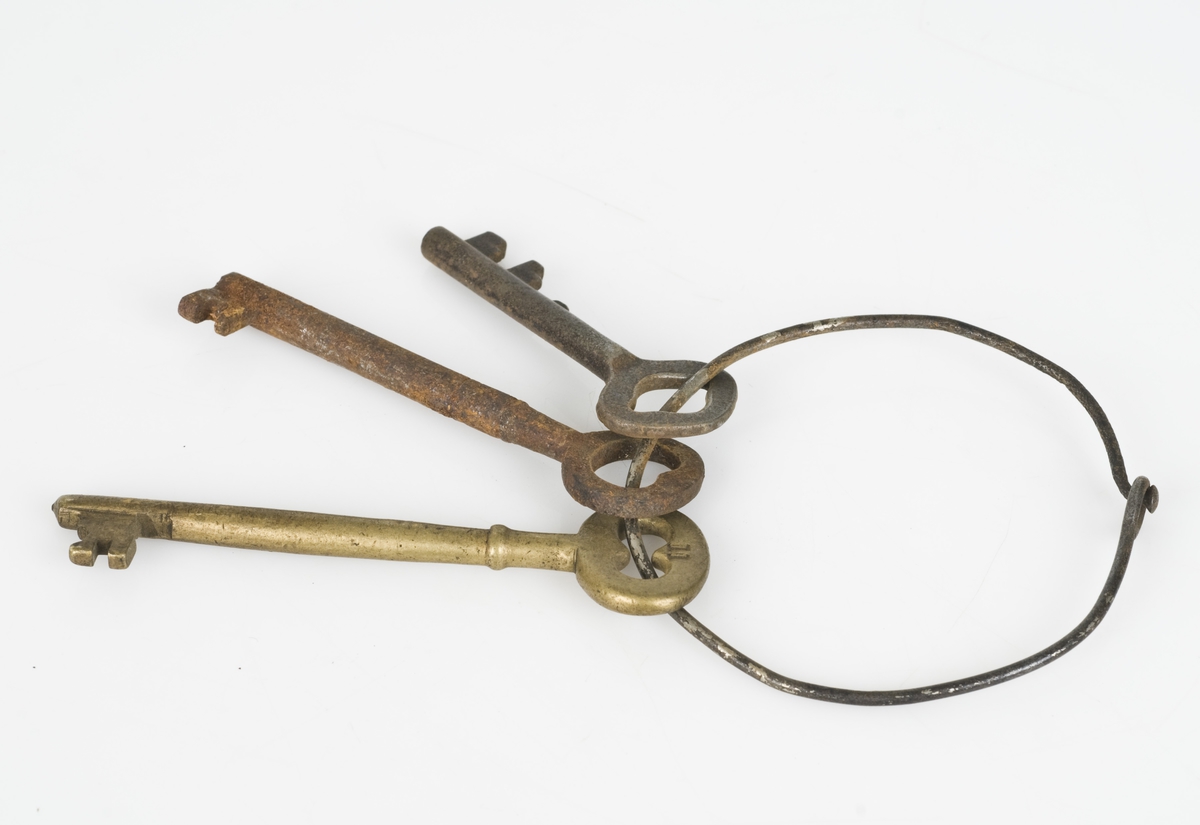 3 nøkler av jern.
Nøklene henger sammen i en stålring.