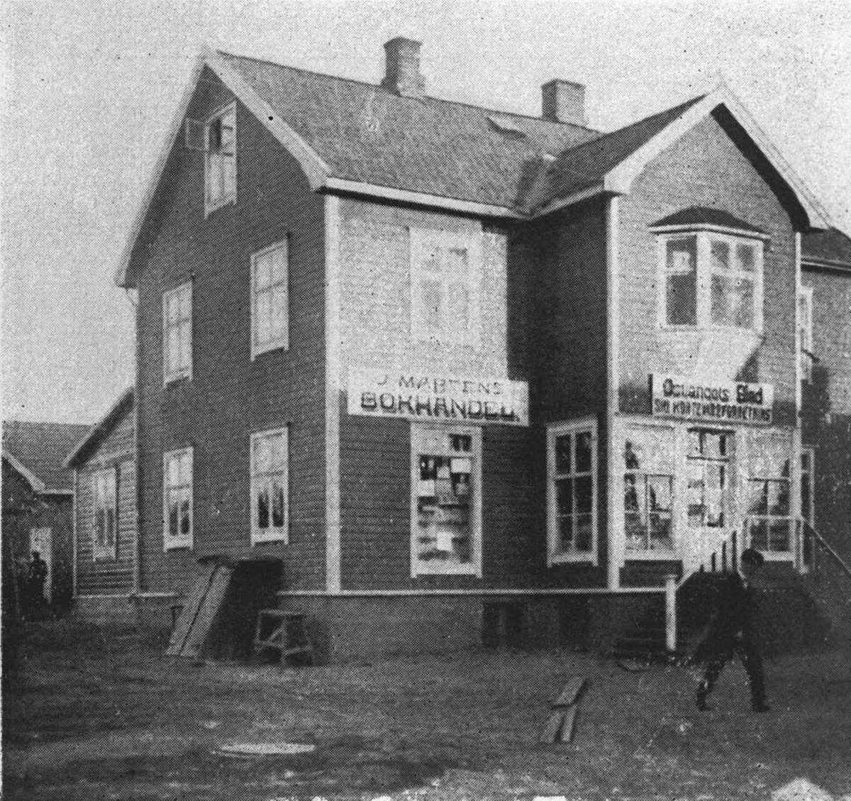Ski Kortevareforretning. Dette var den første kortevareforretning i Ski. Den ble etablert rett før lillejulaften 1920. I 1920 ble forretningen utvidet til assortert bokhandel. I 1925 beskjeftighet forretningen 3-4 personer.