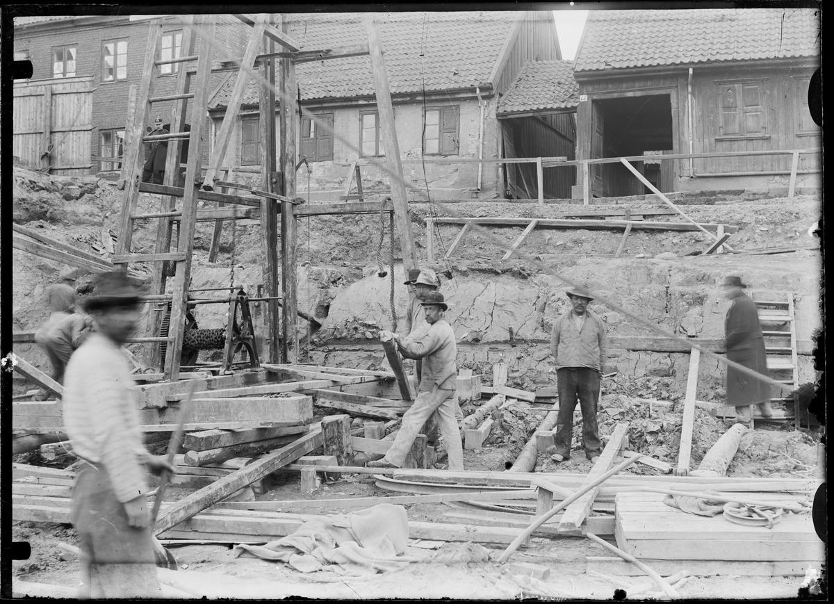 Byggningsarbeidere på en byggeplass.