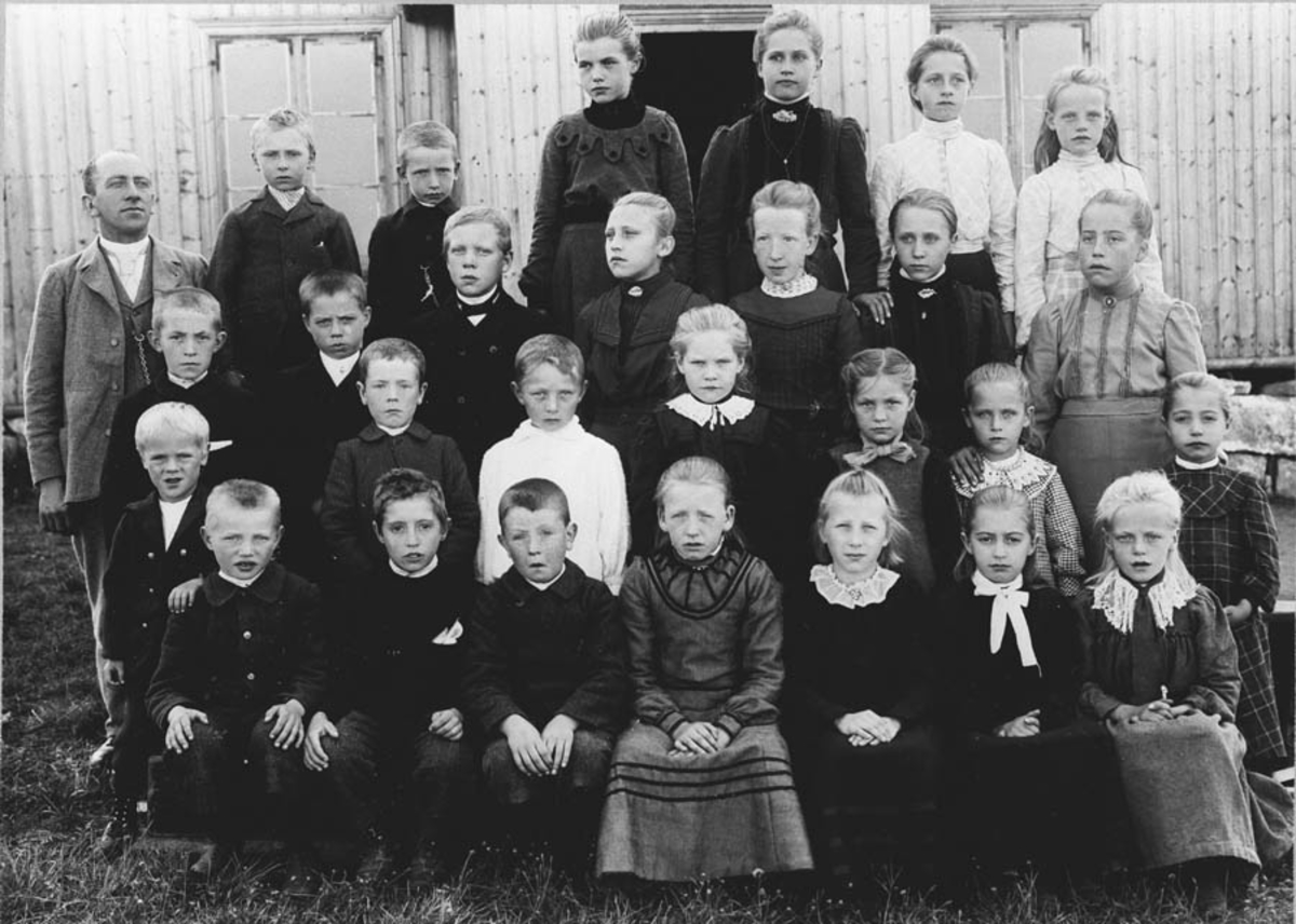 Skolebilde fra Fjerdingens første skole på Roven. Varå-Bruksskolen.
