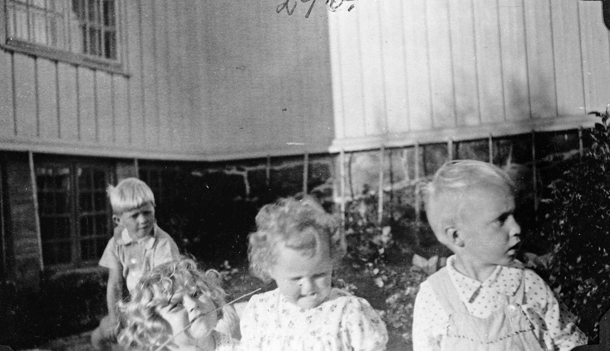 Fire barn utenfor Fredheim skole.
