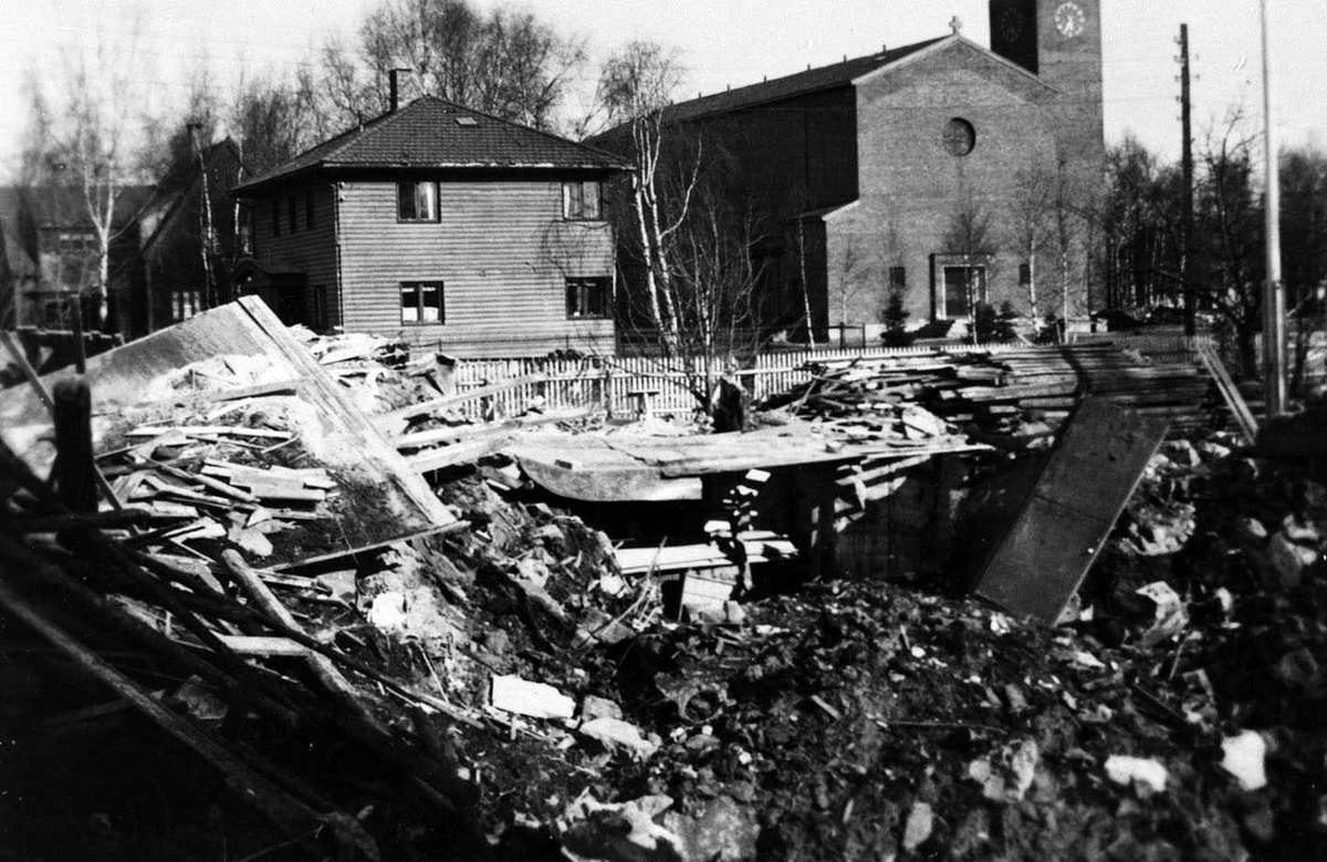 Lillestrøm 1944-5 Resultat av engelsk bombing av Lillestrøm. Bilder av knuste trehus. Ett av husene like ved kirken.