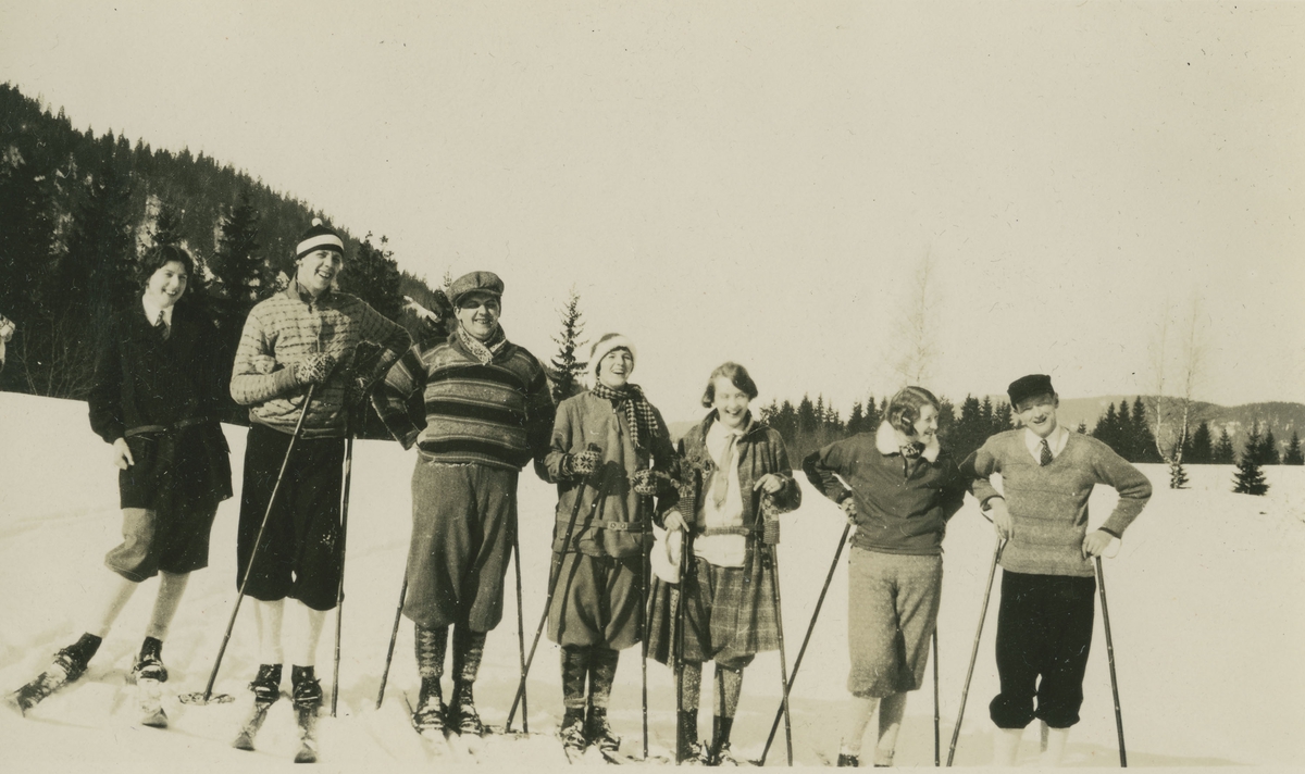 En gruppe unge mennsker på ski.