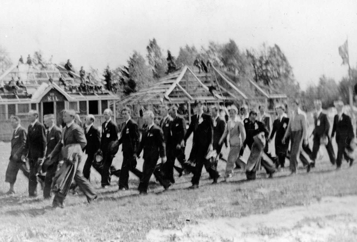 Prosesjon forbi KIL sine nye bygninger på Idrettens dag 3. juni 1945 på Kløfta.